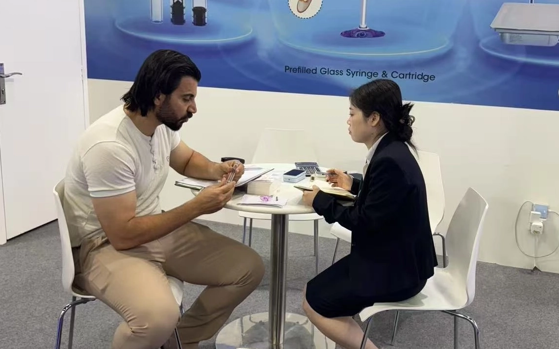 Presencial no Dubai Derma 2025-Sunrise Medical em ação