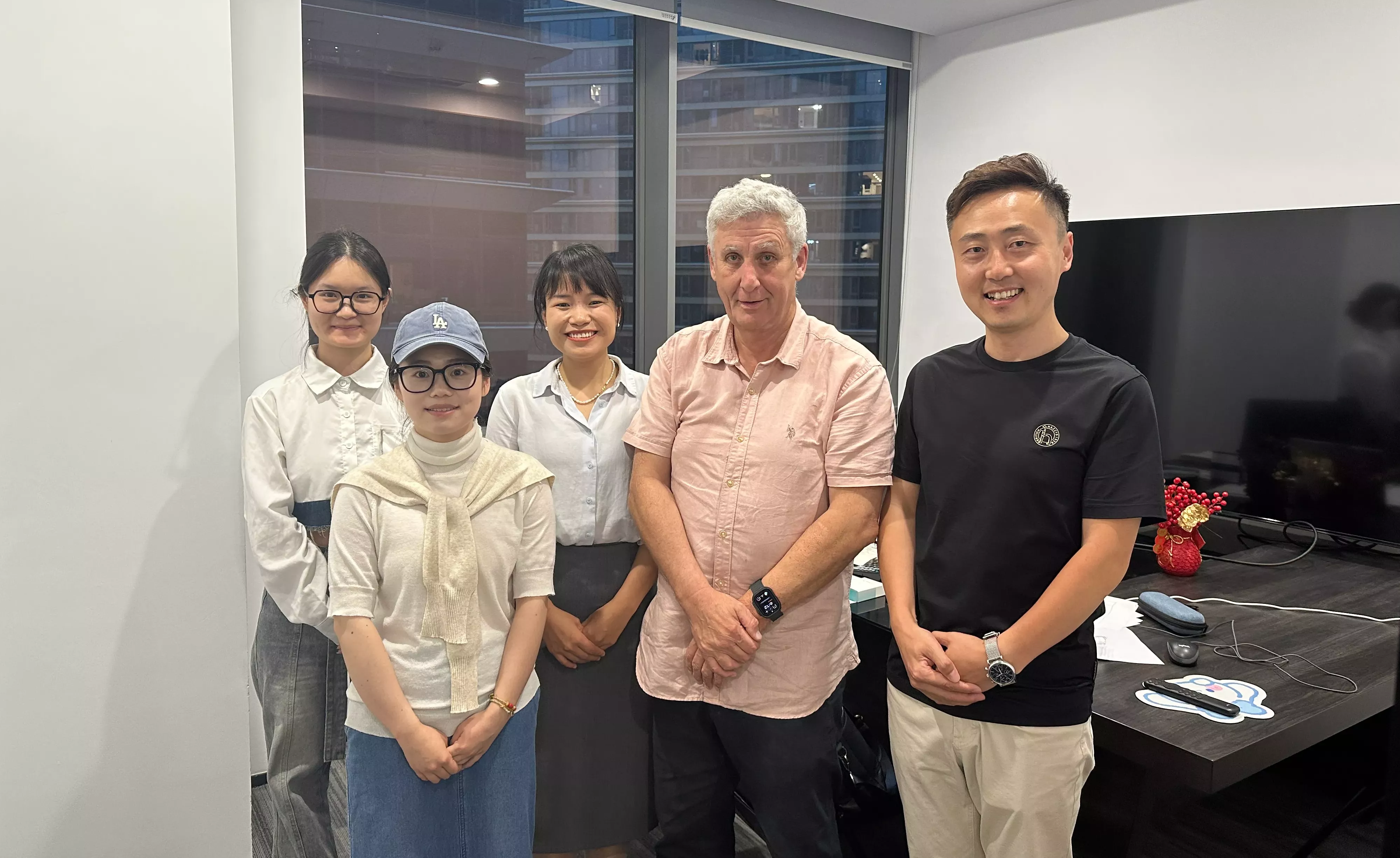 Stephen McNerlin, do Reino Unido, visita o Sunrise Medical para troca e colaboração técnica